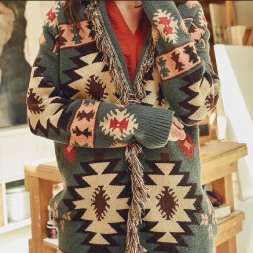 Native Cowichan Inspired Blanket Sweater - Picture 6 of 9